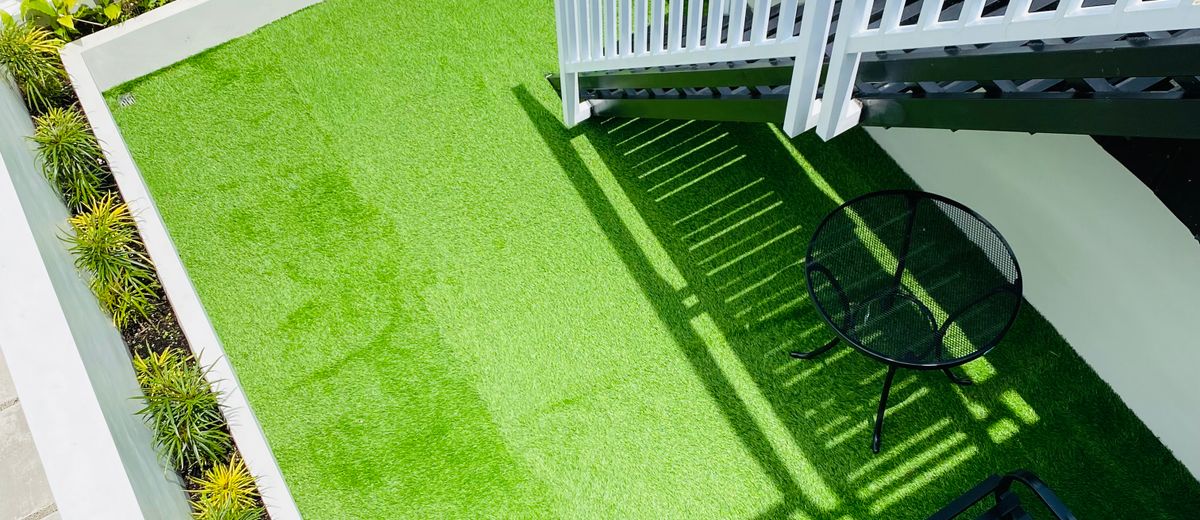 Modern backyard artificial turf — low maintenance pet yard